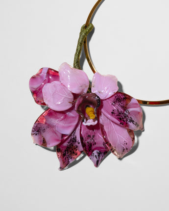 Deatil of a Katerina Psoma Short gold plated metal necklace with one big Murano glass flower in pink and violet colors