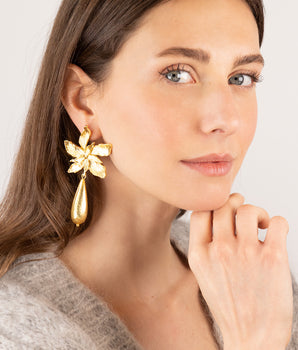 Katerina Psoma Pair of gold floral earrings with drops