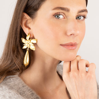 Katerina Psoma Pair of gold floral earrings with drops